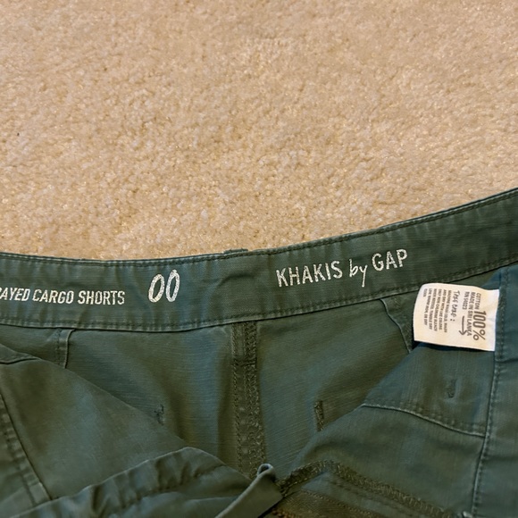 Women’s GAP Frayed Cargo Shorts - Picture 5 of 5